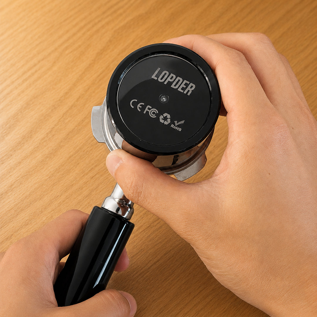 Hand detaching the Lopder MAXA electric module for mode switching